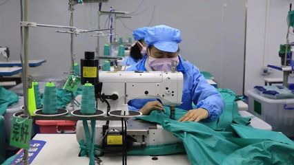 記者探訪防護用品生產(chǎn)車間 工人加緊生產(chǎn)保障需求