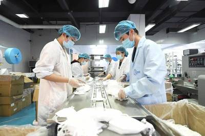 每天100萬(wàn)只口罩從這里產(chǎn)出！探訪春節(jié)不停工的防護(hù)用品生產(chǎn)一線